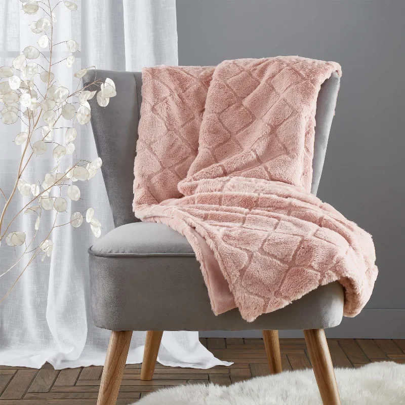 Alpaca wool blankets for a hypoallergenic and warm optionCosy Diamond Throw Blush