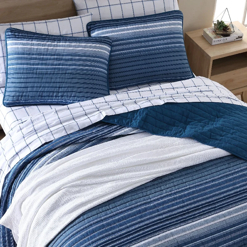 King - size comforters to fit large king - sized beds perfectlyNautica Coveside Blue Full/Queen Quilt-Sham Set